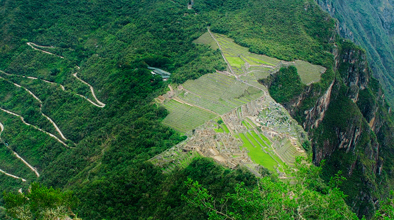 As ruínas incas de Machu Picchu sendo vistas do topo da Montanha Huayna Picchu
